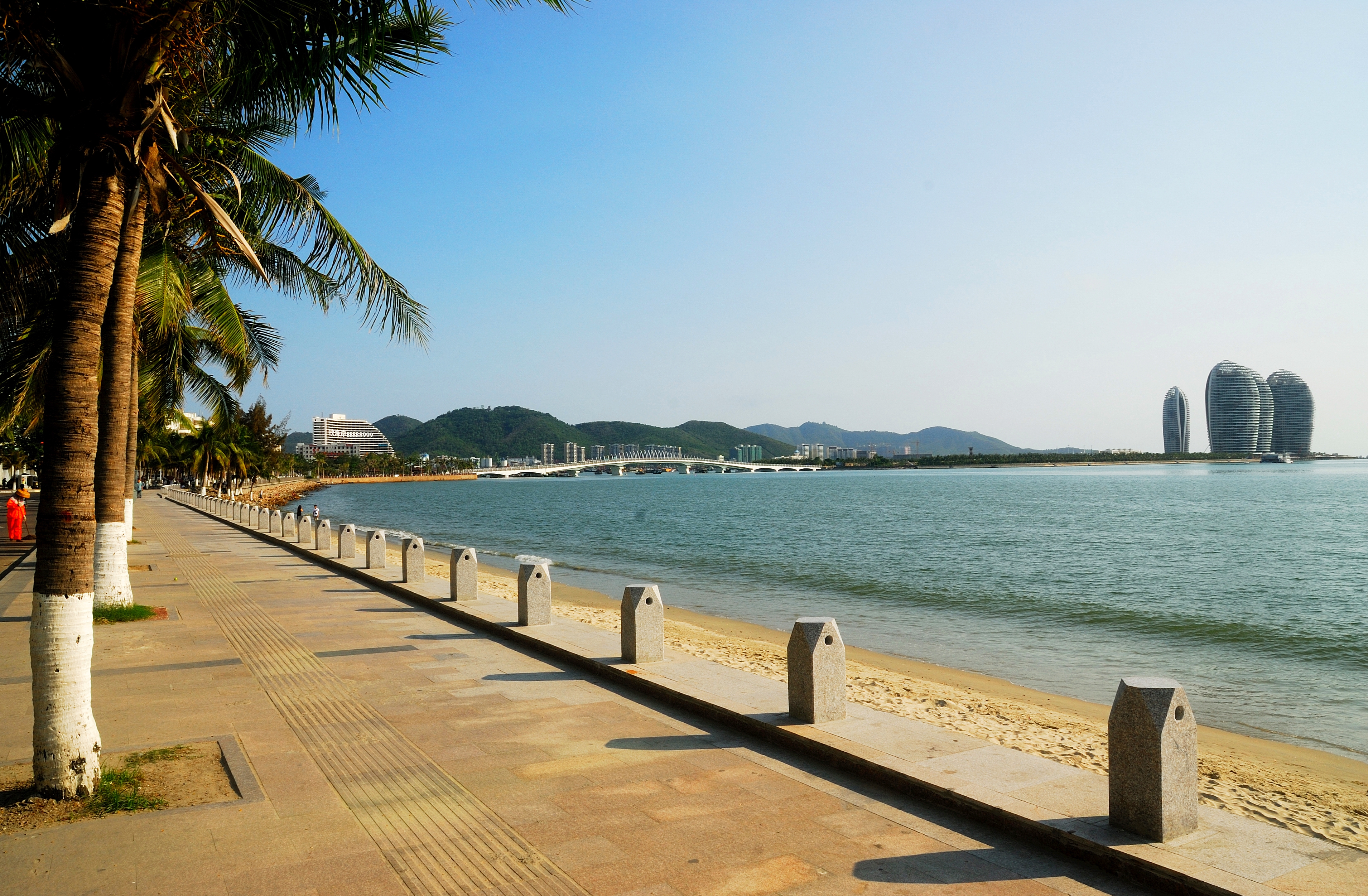 三亚湾的椰树、海滩与海面